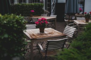 Terrasse restaurant fleurie tables bois