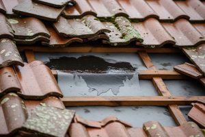 Infiltration toiture tuiles endommagées fuite réparation couvreur