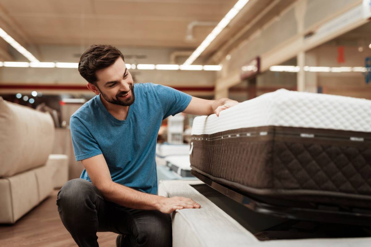 Homme regarde un matelas