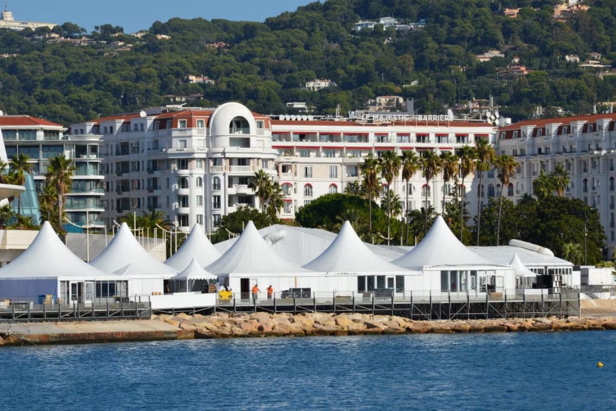 Hôtel côte littoral bord de mer