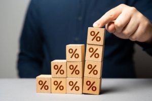Main empilant des cubes de pourcentage