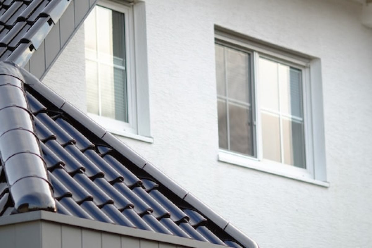 Fenêtres sur façade de maison blanche